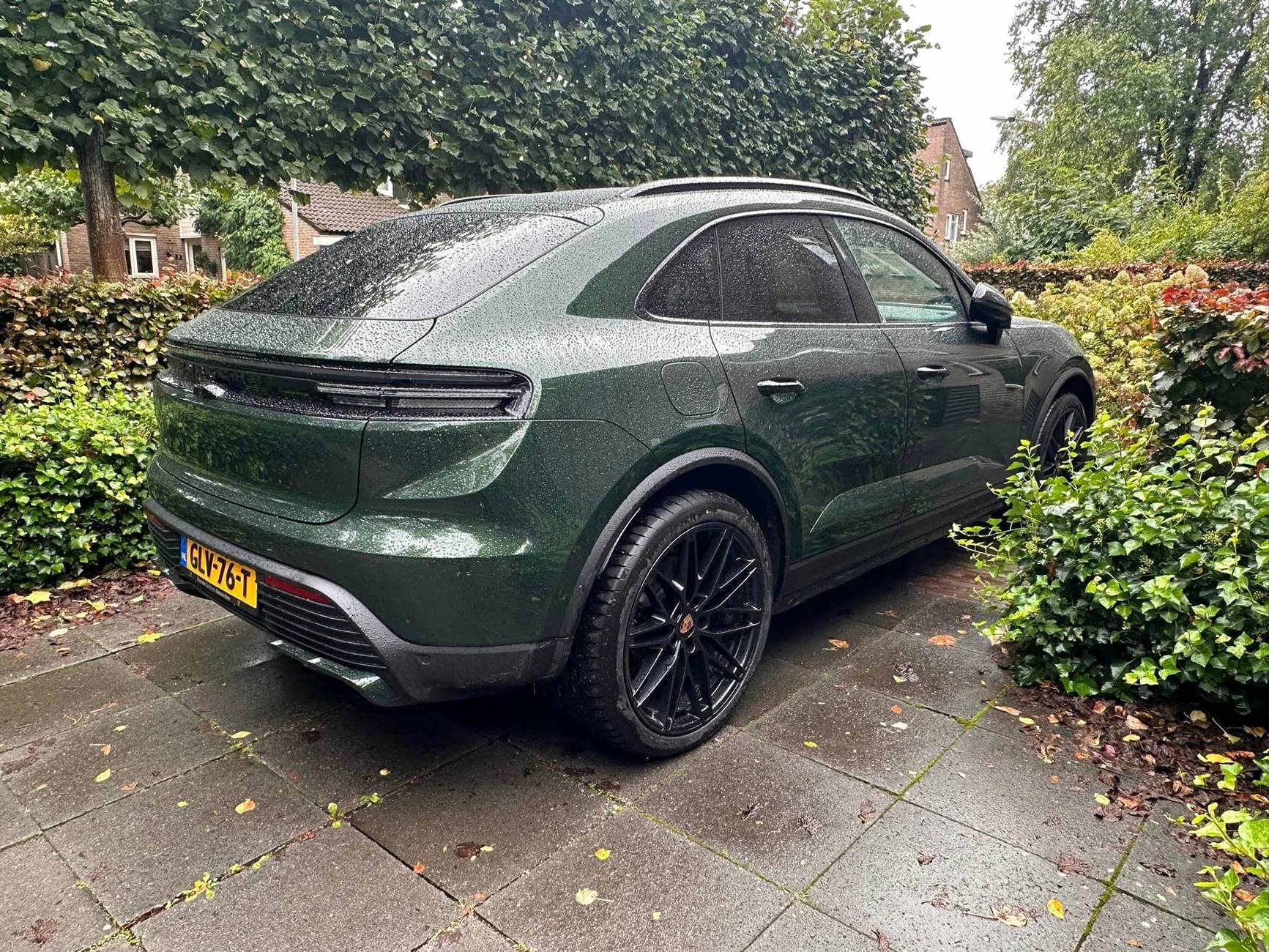 Macan EV OAK GREEN Macan EV Photos Thread Oak Green Macan 4 EV Electric 22%22 RS Spyder Wheels Black 2