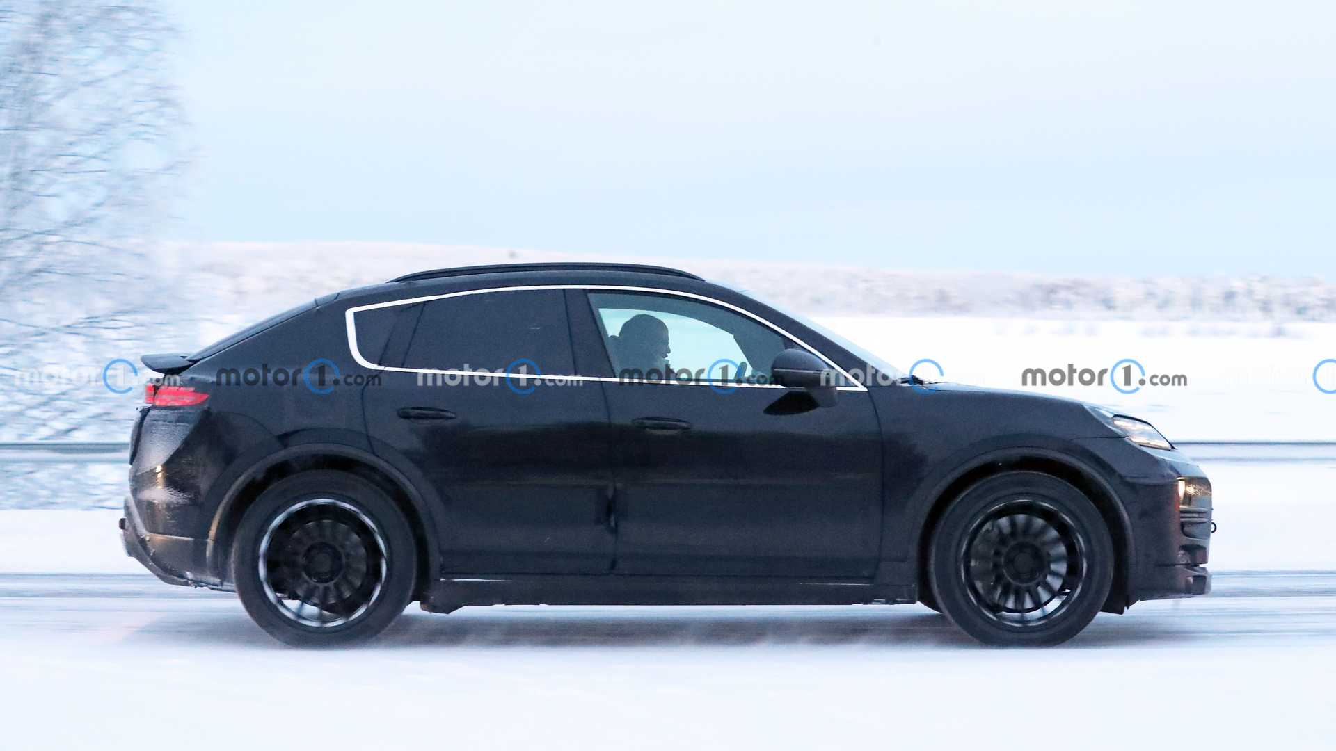 Macan EV Macan EV spy pics porsche-macan-ev-breaks-down-during-winter-testin