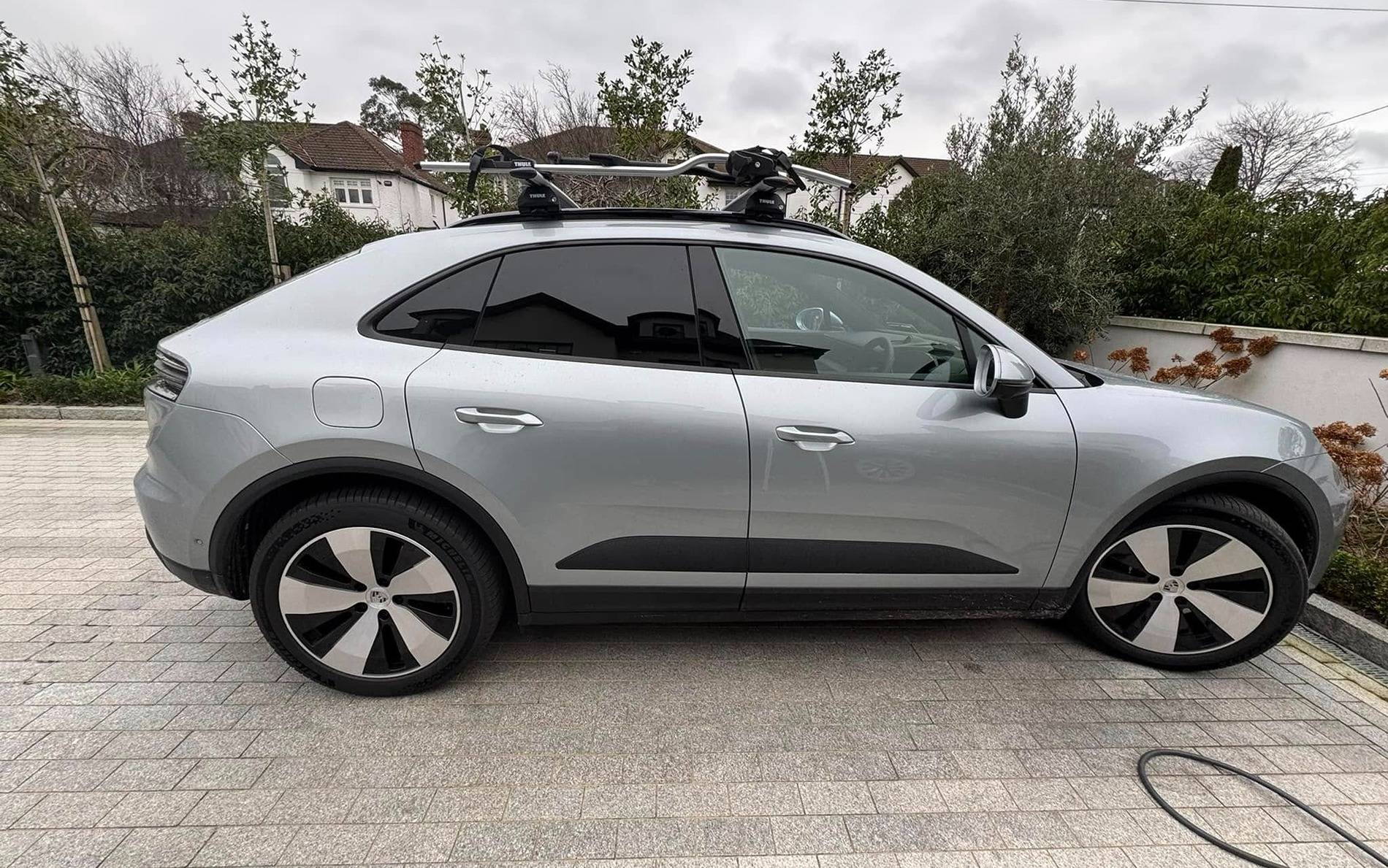 Electric Macan EV DOLOMITE SILVER METALLIC Macan EV Photos Thread Roof rack on Macan EV Dolomite Silver 3