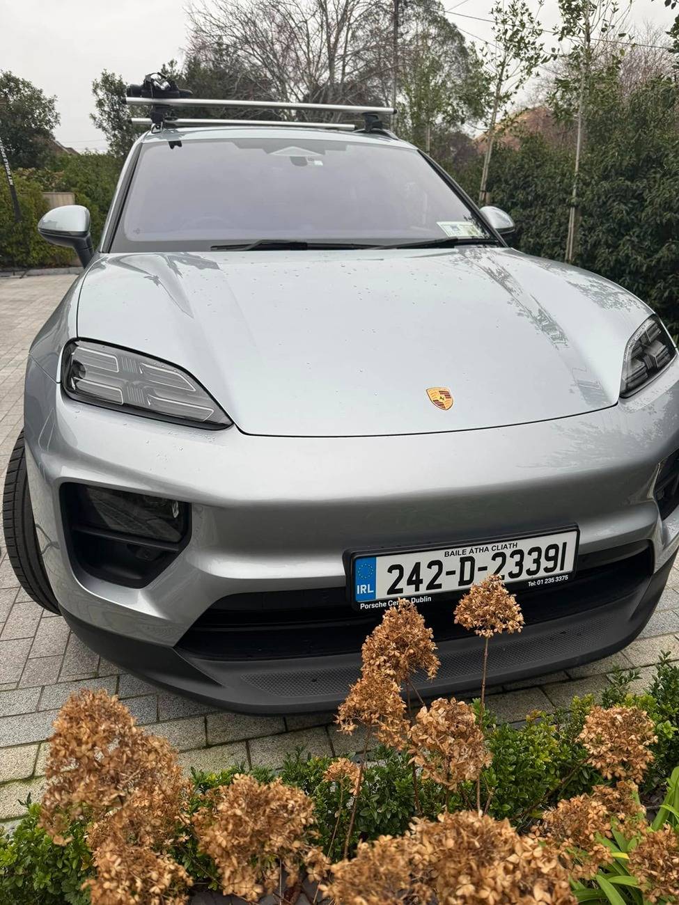 Electric Macan EV DOLOMITE SILVER METALLIC Macan EV Photos Thread Roof rack on Macan EV Dolomite Silver 4