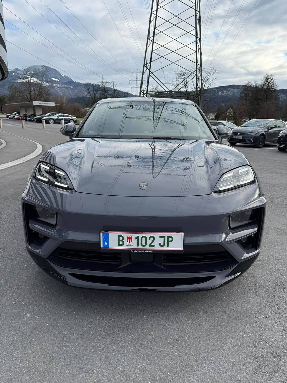 Electric Macan EV Slate Grey Neo + Truffle Brown Full Interior on Macan Turbo EV is the chef's kiss 👨🏻‍🍳 Slate Grey Neo + Truffle Brown Full Interior on Macan EV3