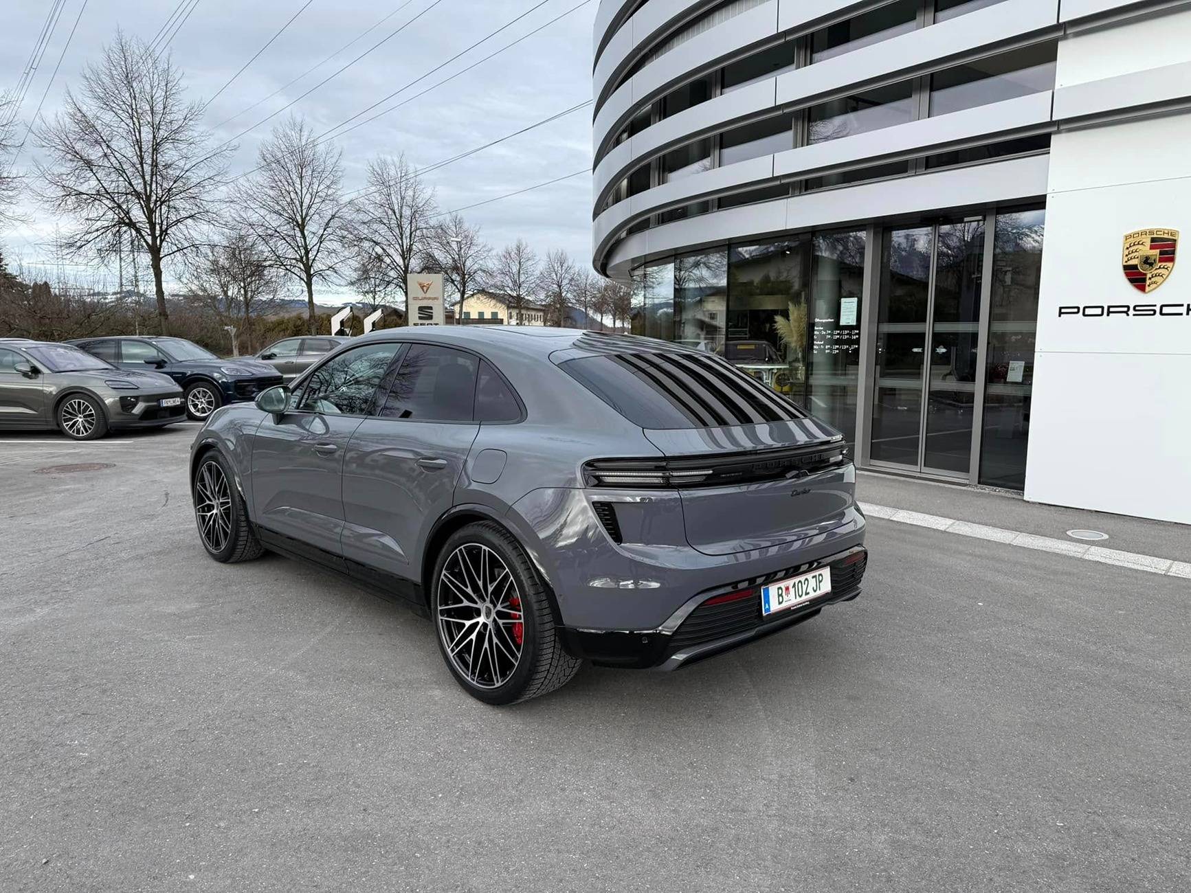 Electric Macan EV Slate Grey Neo + Truffle Brown Full Interior on Macan Turbo EV is the chef's kiss 👨🏻‍🍳 Slate Grey Neo + Truffle Brown Full Interior on Macan EV4