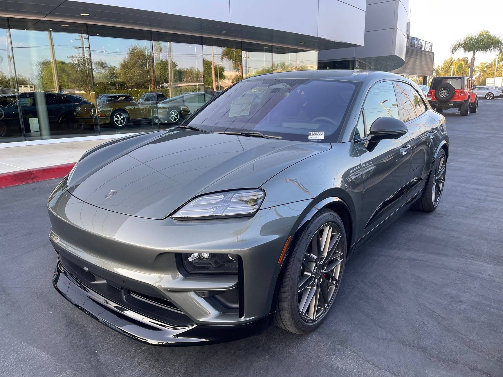 Macan EV AVENTURINE GREEN Macan EV Photos Thread turbo macan ev avengturine green 2