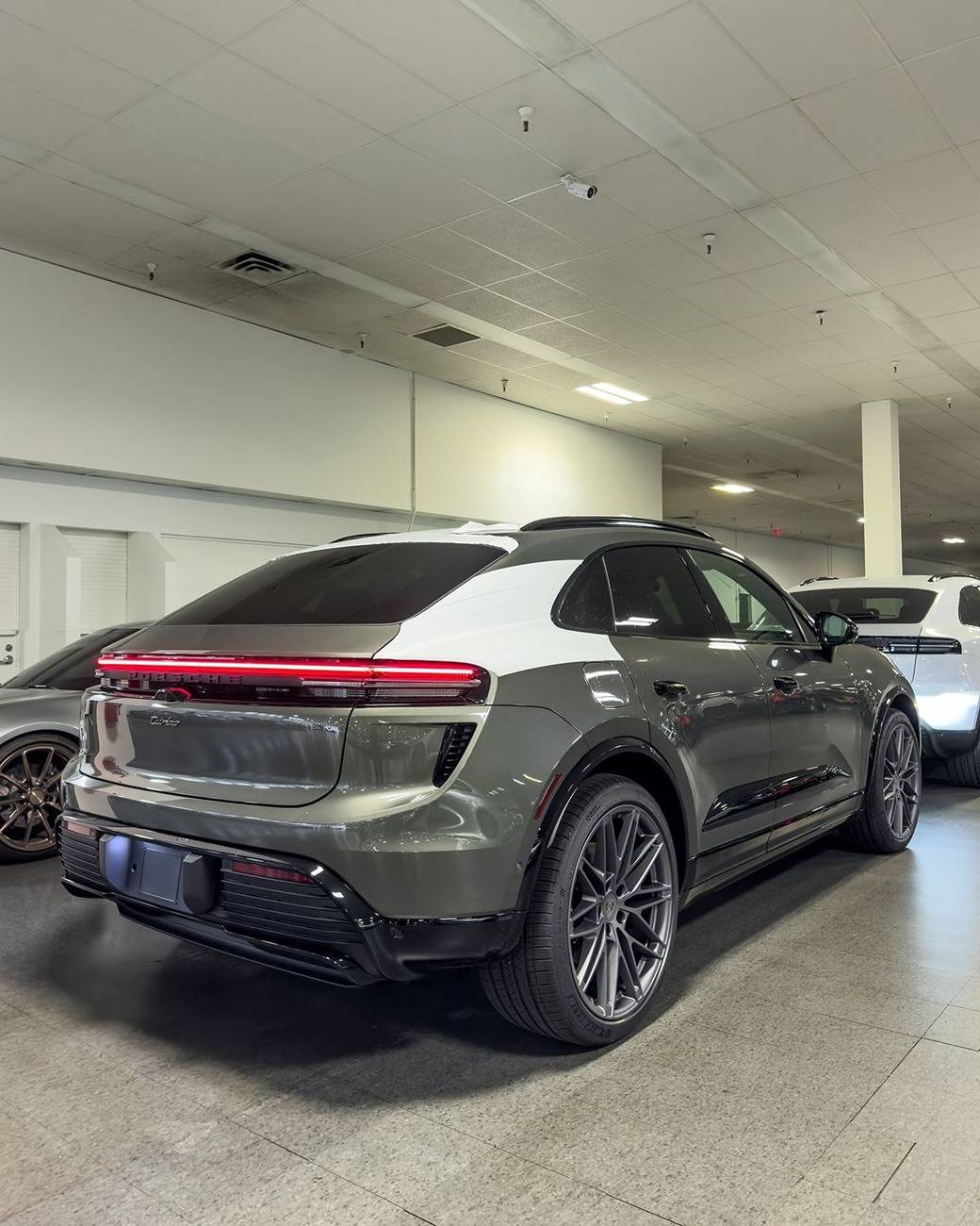 Macan EV AVENTURINE GREEN Macan EV Photos Thread turbo macan ev aventurine green 4