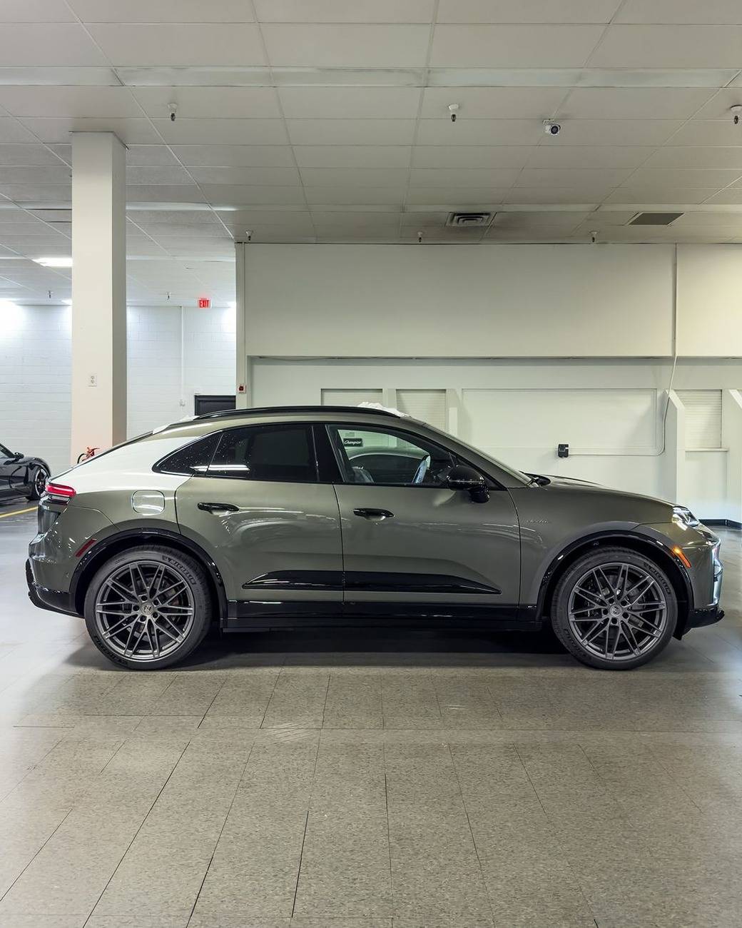 Macan EV AVENTURINE GREEN Macan EV Photos Thread turbo macan ev aventurine green 5