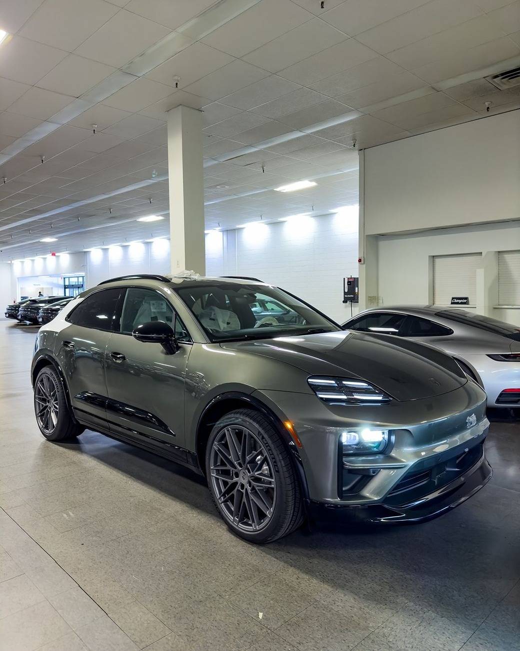 Macan EV AVENTURINE GREEN Macan EV Photos Thread turbo macan ev aventurine green 7