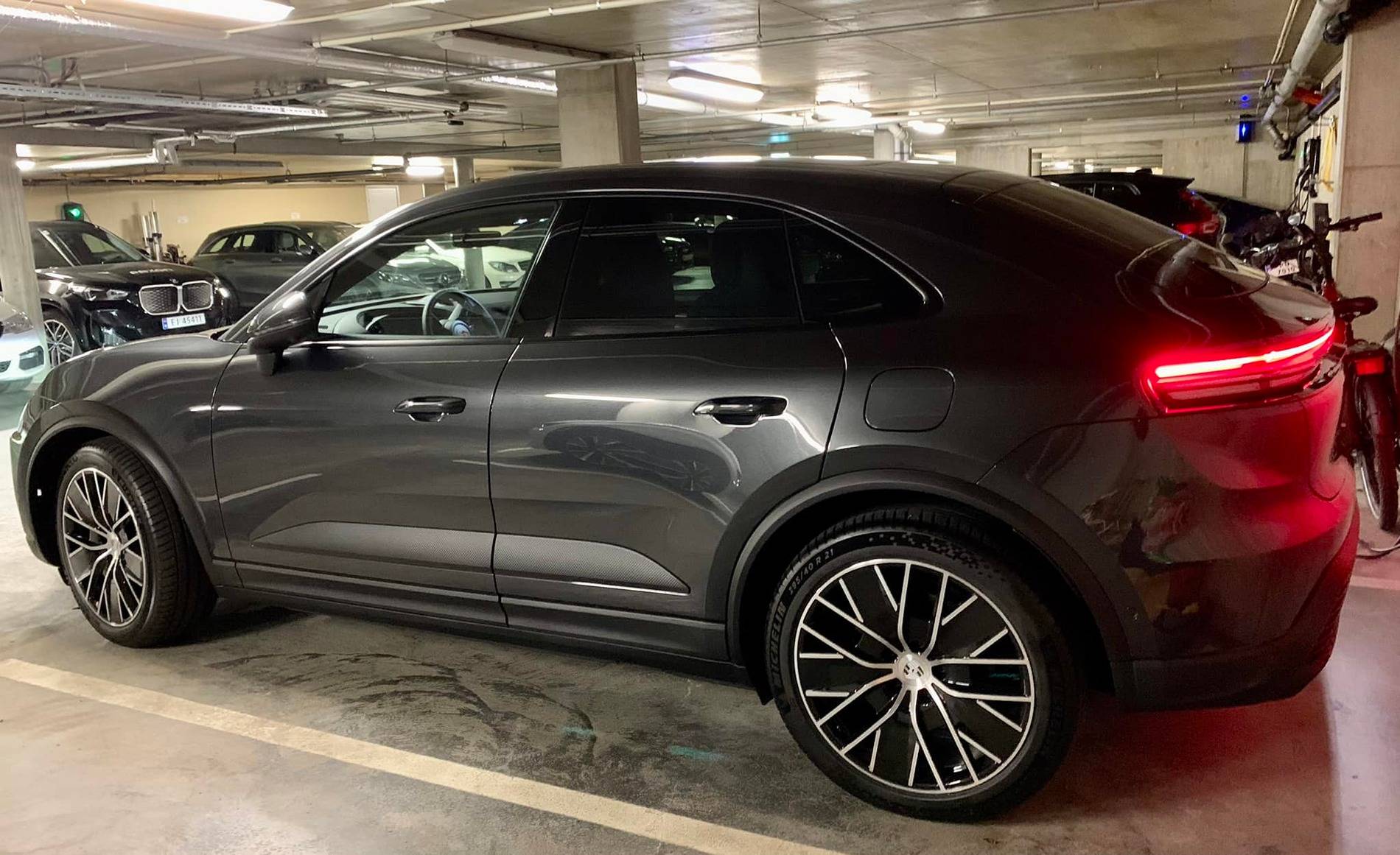 Macan EV VOLCANO GREY Macan EV Photos Thread volcano gray macan 4 ev