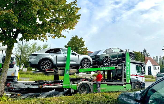 New Macan 4 and Turbo EV delivery to local dealer (photos)