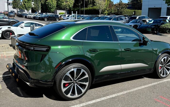 Oak Green is stunning! First Macan EV impressions @ dealership