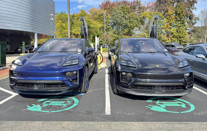 Macan EV TURBO vs. 4 -- Comparison Look Side by Side