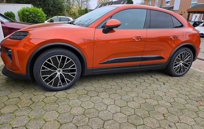 Winter tires (Michelin Pilot Alpin 255/45/R21) mounted on factory OEM 21" Macan Design Wheels