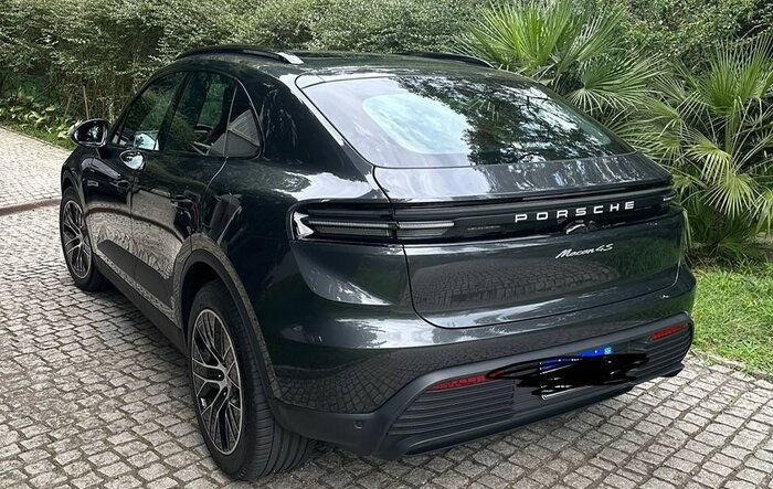 One of the first Macan EV 4S in Brazil - Volcano Gray